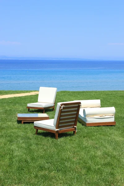 Camas de sol na praia do hotel de luxo — Fotografia de Stock