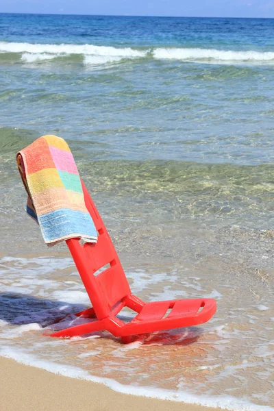 Μια κενή καρέκλα σε μια παραλία — Φωτογραφία Αρχείου