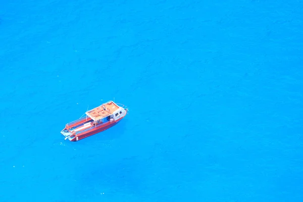 深蓝色大海中的船 — 图库照片