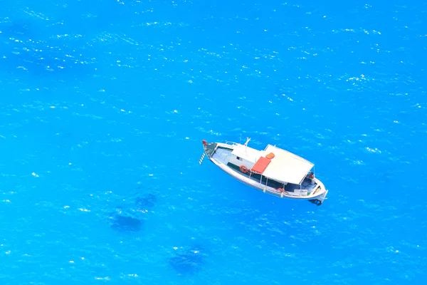Barco en aguas azules profundas — Foto de Stock