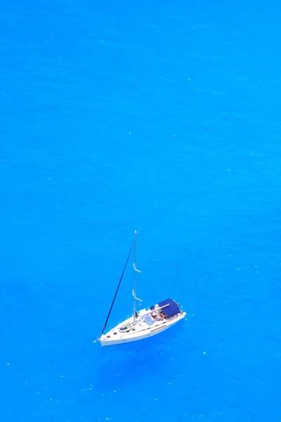 深蓝色大海中的船 — 图库照片