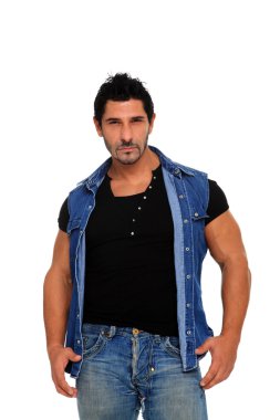 Jeans rahat genç adam portresi