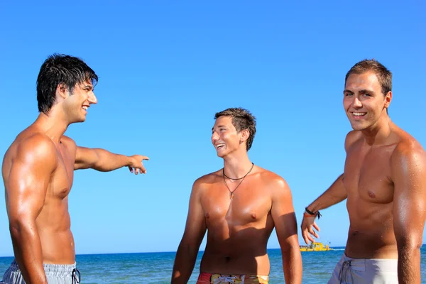Trzech młodych mężczyzn na plaży — Zdjęcie stockowe