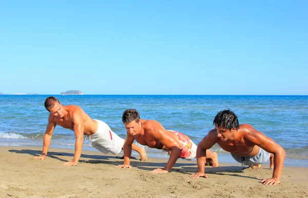ビーチで 3 つの若い男性 — ストック写真