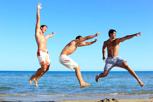 Három fiatal férfiak a strandon — Stock Fotó