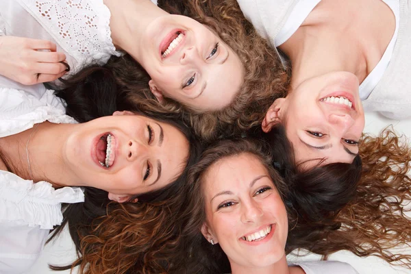 Група щасливих досить смішних дівчат — стокове фото