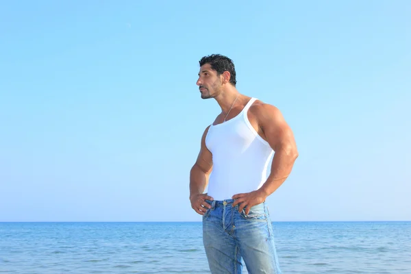 Schöner Mann in Jeans am Meer — Stockfoto