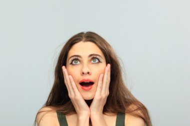 Cazibeli genç bir kadının portresi.