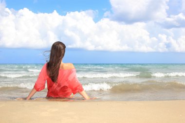 Kumsalda dinlenen bir kadın