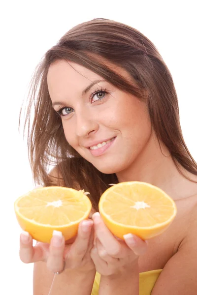 ハッピー モデル オレンジを食べる — ストック写真