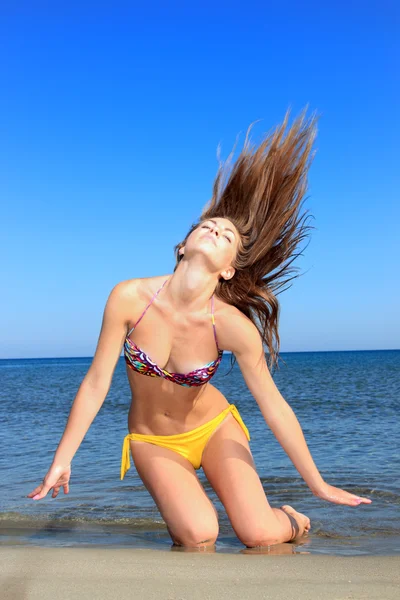 Tropische Frau lässt Haare fliegen — Stockfoto