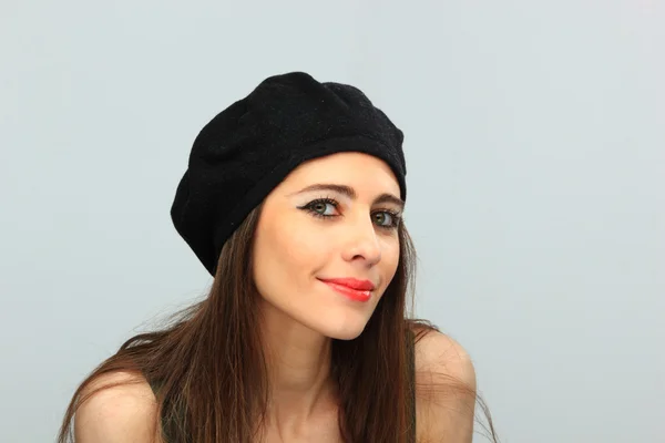 Mooie lachende vrouw dragen van een hoed baret — Stockfoto