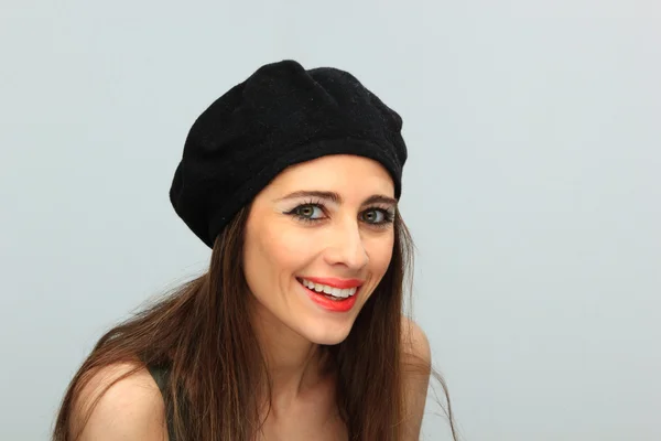 Mulher sorridente bonita usando um chapéu de boina — Fotografia de Stock