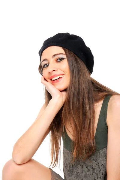 Όμορφη χαμογελαστό γυναίκα φοράει ένα καπέλο μπερέ — Φωτογραφία Αρχείου