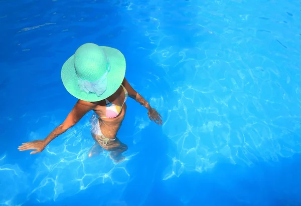 Сексуальная девушка отдыхает в бассейне — стоковое фото