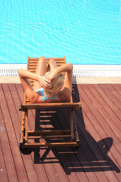 Beautiful young woman at a pool — Stock Photo, Image