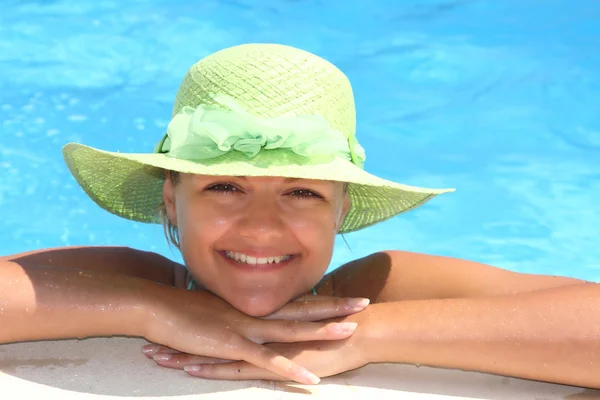 Güzel bir genç kadın bir havuz — Stok fotoğraf