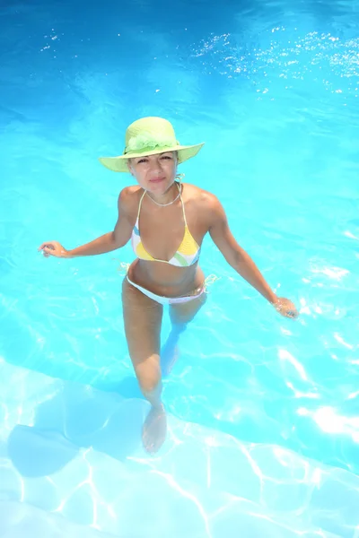 美丽的年轻女子在游泳池 — 图库照片