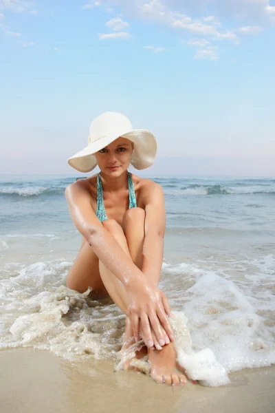 Όμορφη γυναίκα που απολαμβάνουν την παραλία — Φωτογραφία Αρχείου
