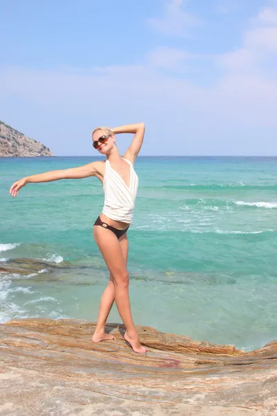 Hermosa mujer disfrutando de la playa —  Fotos de Stock