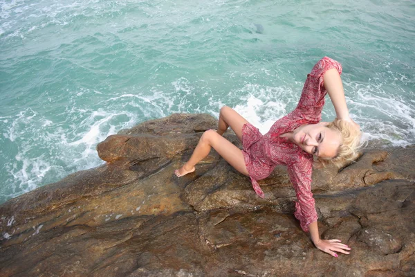 해변을 즐기는 아름 다운 여자 — 스톡 사진