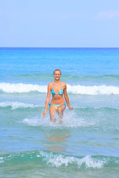 Žena na pláži v Řecku — Stock fotografie