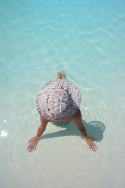 Mulher bonita em uma piscina — Fotografia de Stock