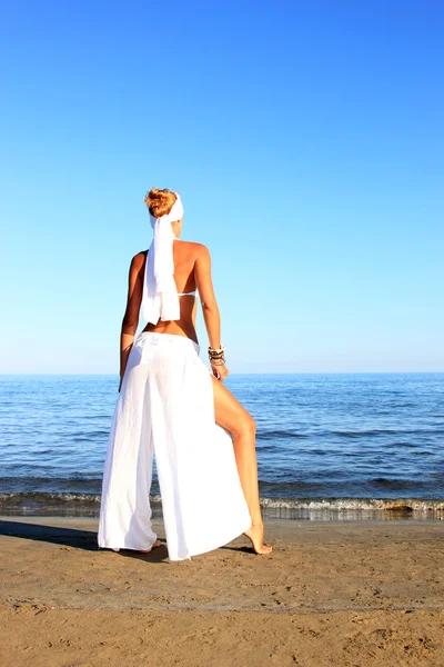 Piękna kobieta korzystających z plaży — Zdjęcie stockowe