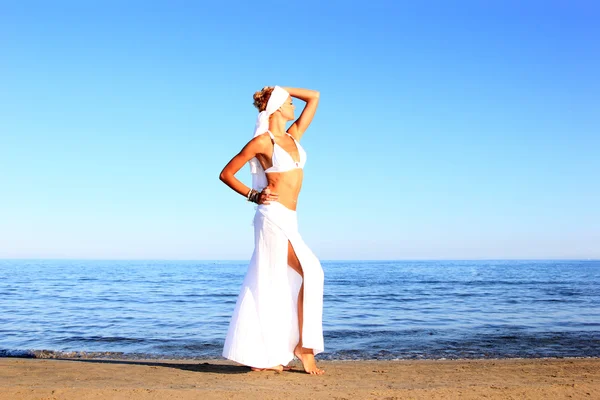 Vacker kvinna njuter av stranden — Stockfoto