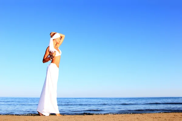 Женщина, наслаждающаяся пляжем — стоковое фото