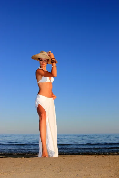 Güzel bir kadın plaj keyfi — Stok fotoğraf
