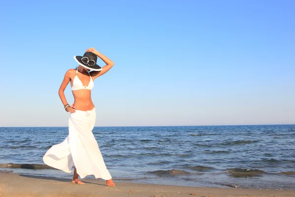 Mujer relajándose en la playa — Foto de Stock