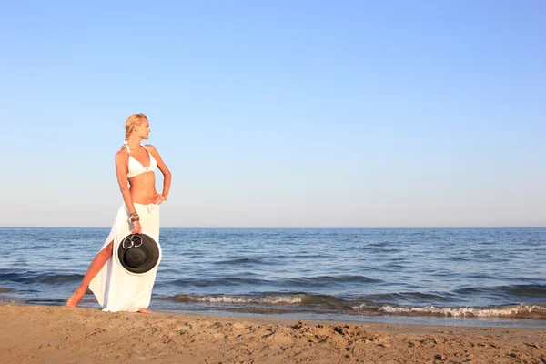 Žena relaxace na pláži — Stock fotografie