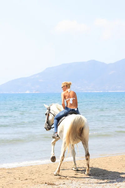 Młody jeździec na plaży — Zdjęcie stockowe