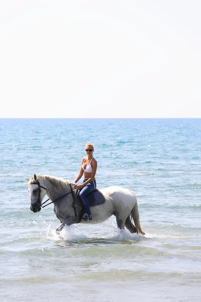 Junge Reiterin am Strand — Stockfoto