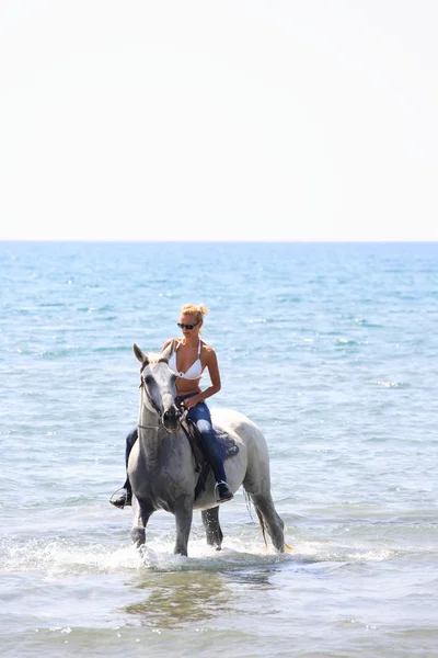 Junge Reiterin am Strand — Stockfoto