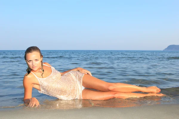 Молодая красивая женщина позирует на пляже — стоковое фото