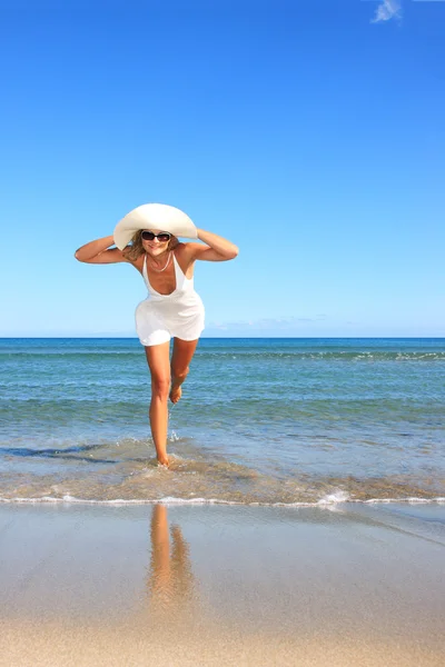 Donna rilassante sulla spiaggia — Foto Stock