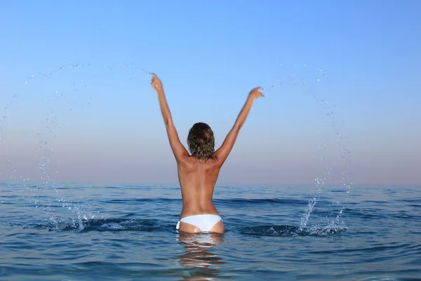 Žena ve vodě nahoře bez — Stock fotografie