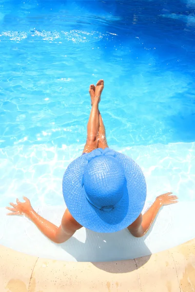 Mujer disfrutando de una piscina — Foto de Stock