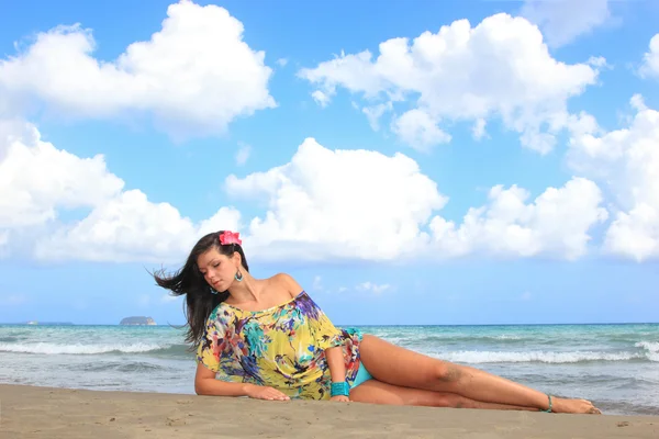 Жінка розслабляється на пляжі — стокове фото