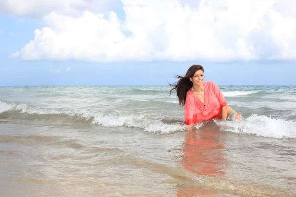 Nainen rentouttava rannalla — kuvapankkivalokuva