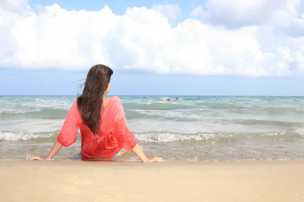 Žena relaxace na pláži — Stock fotografie