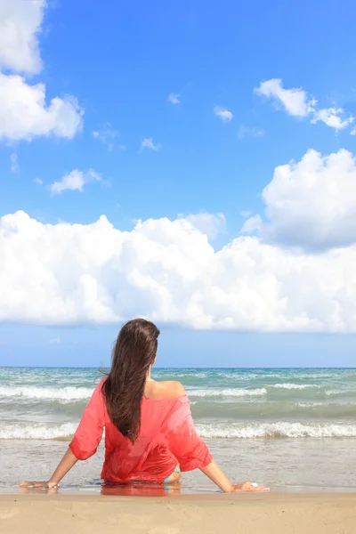 Kumsalda dinlenen bir kadın — Stok fotoğraf