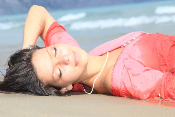 Vrouw ontspannen op het strand — Stockfoto