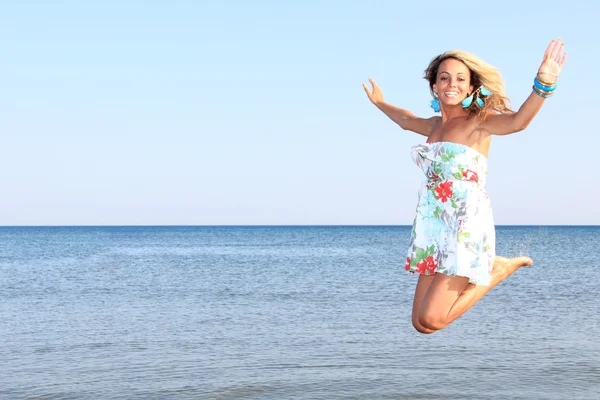 Aantrekkelijk meisje op het strand — Stockfoto