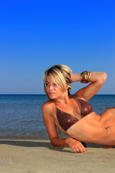 Vacker bikini modell poserar — Stockfoto