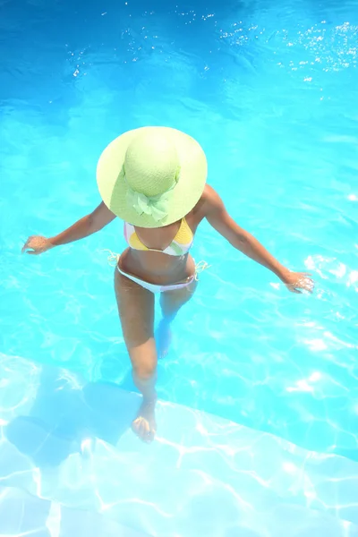 Hermosa joven en una piscina Imagen de archivo