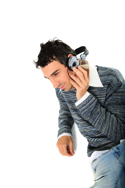 Jongeman die naar muziek luistert — Stockfoto