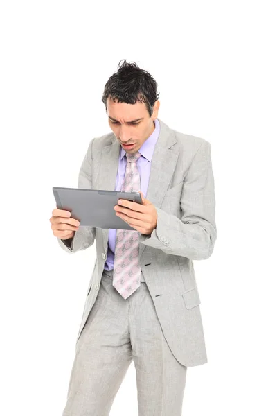Молодий бізнесмен стоїть за допомогою планшета — стокове фото